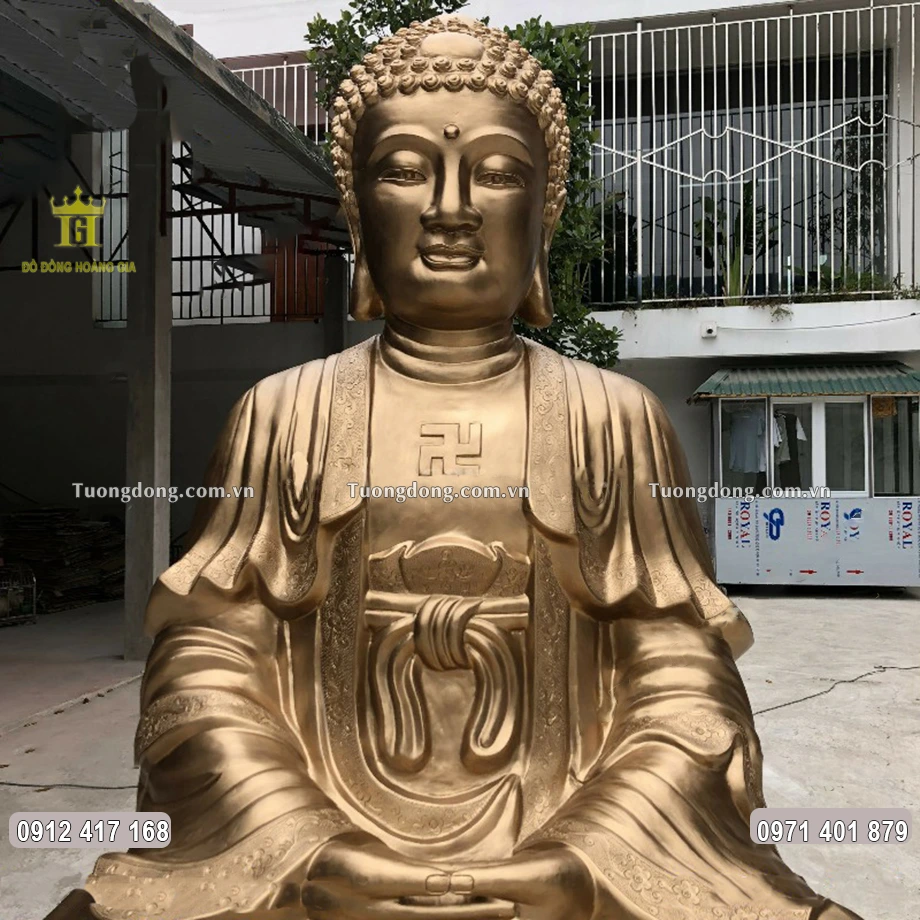 Gương mặt phúc hậu của Ngài được chạm khắc sắc nét